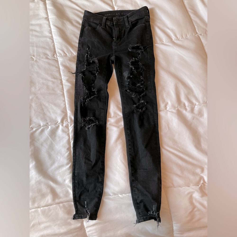 American Eagle distressed skinny jeans. Size 000- short. Like new.